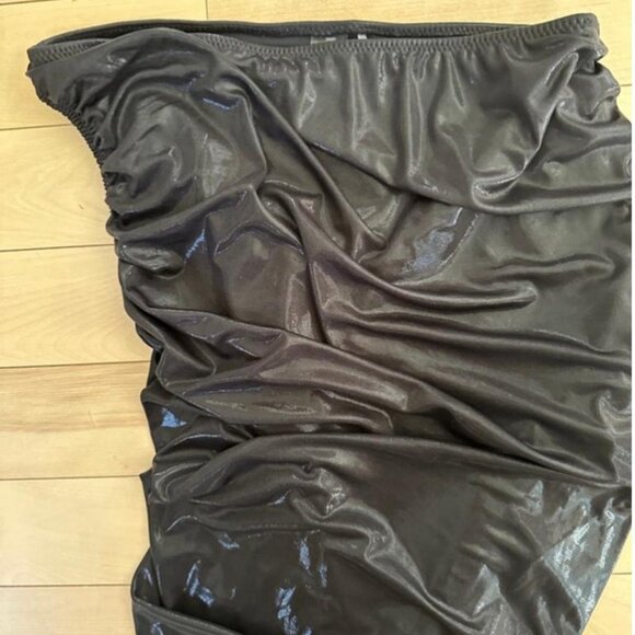 Elegant and sculptural Norma Kamali strapless maxi dress in glossy black - Picture 5 of 8